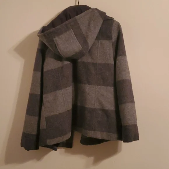 Old Navy girls dark gray and light gray stripped winter jacket. In EUC - Picture 5 of 5